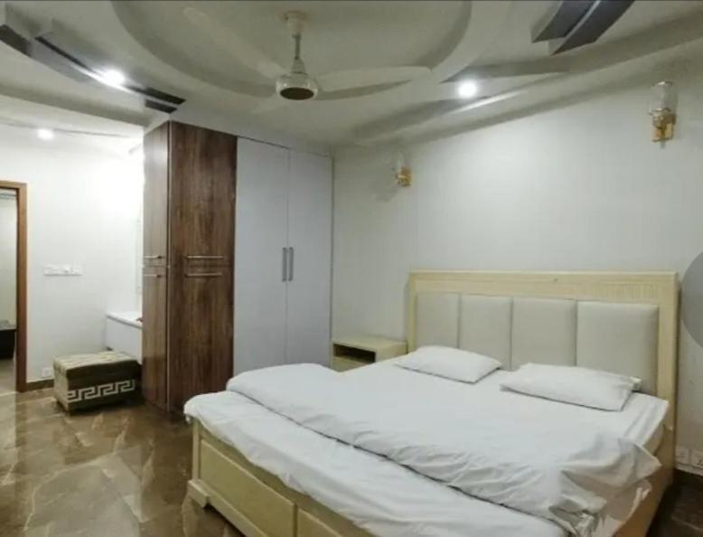 Furnished One-Bedroom Apartment For Rent Лахор Экстерьер фото